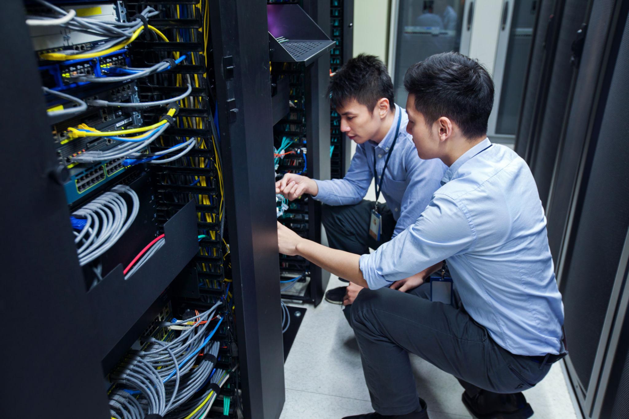 工程師在現場檢查企業網路機櫃